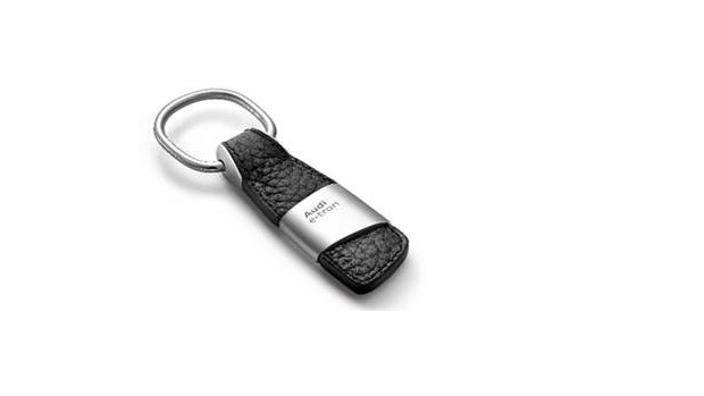 Kožený přívěsek na klíče Audi e-tron