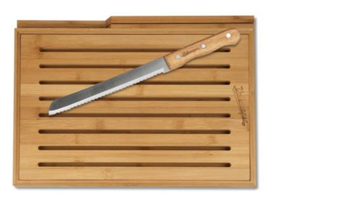 Dřevěné prkénko s nožem